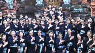 Ketua Tim Penggerak PKK Kota Denpasar, Ny. Sagung Antari Jaya Negara saat menghadiri pelaksanaan Majaya-Jaya PAKIS) MDA Kota Denpasar Masa Bakti 2026–2031, yang berlangsung di Pura Agung Lokanatha