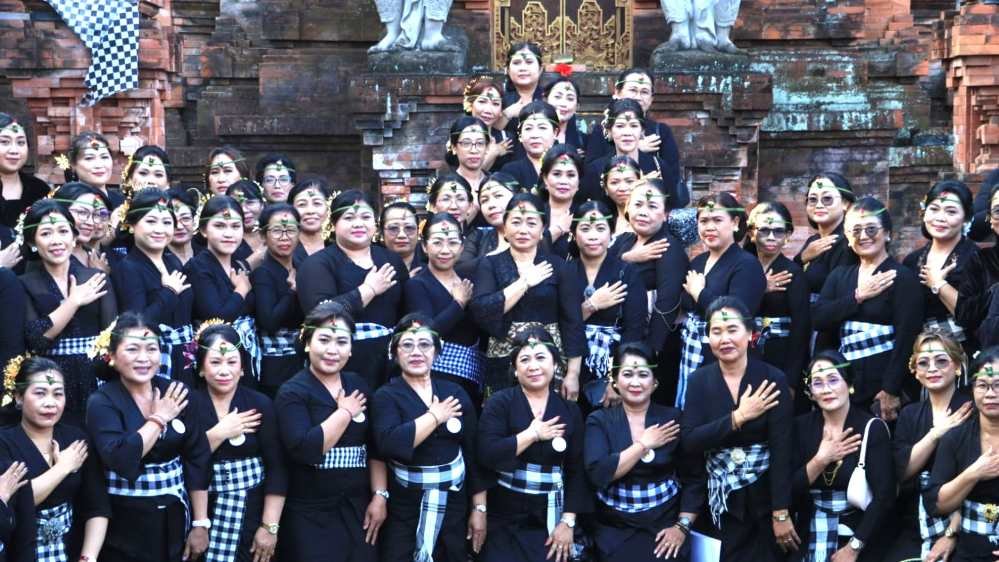 Ketua Tim Penggerak PKK Kota Denpasar, Ny. Sagung Antari Jaya Negara saat menghadiri pelaksanaan Majaya-Jaya PAKIS) MDA Kota Denpasar Masa Bakti 2026–2031, yang berlangsung di Pura Agung Lokanatha