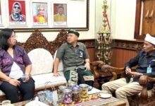 General Manager PLN UID Bali Ajrun Karim (tengah)