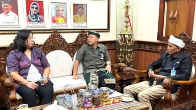 General Manager PLN UID Bali Ajrun Karim (tengah)