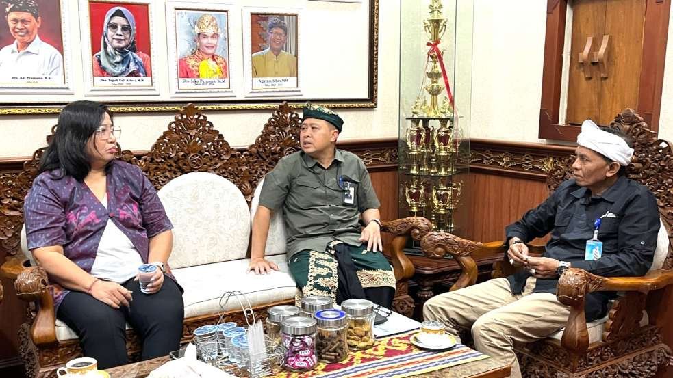 General Manager PLN UID Bali Ajrun Karim (tengah)