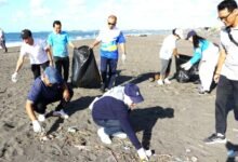 PLN UP2D Bali Bersihkan Pantai Lembeng