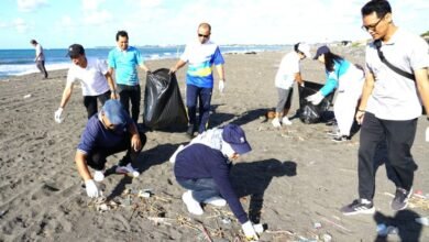 PLN UP2D Bali Bersihkan Pantai Lembeng