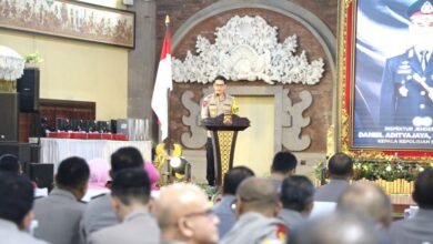 Foto: Kapolda Bali, Irjen Pol Daniel Adityajaya saat memimpin acara pisah sambut dan pengantar tugas Pejabat Utama serta Kapolres jajaran di Gedung Presisi Polda Bali
