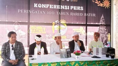 Ketua Panitia Peringatan 100 Tahun Rarud Batur, Nengah Santika (urutan kedua dari kanan), menyampaikan paparan saat konferensi pers terkait rangkaian Peringatan 100 Tahun Rarud Batur di Denpasar