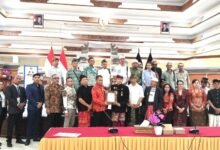 Foto: Anggota DPD RI Provinsi Bali, Dr. Shri I Gusti Ngurah Arya Wedakarna Mahendradatta Wedasteraputra Suyasa III, S.E. (M.Tr.U), M.Si., bersama peserta Rapat Kerja