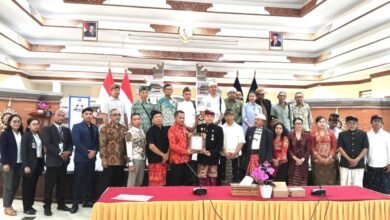 Foto: Anggota DPD RI Provinsi Bali, Dr. Shri I Gusti Ngurah Arya Wedakarna Mahendradatta Wedasteraputra Suyasa III, S.E. (M.Tr.U), M.Si., bersama peserta Rapat Kerja