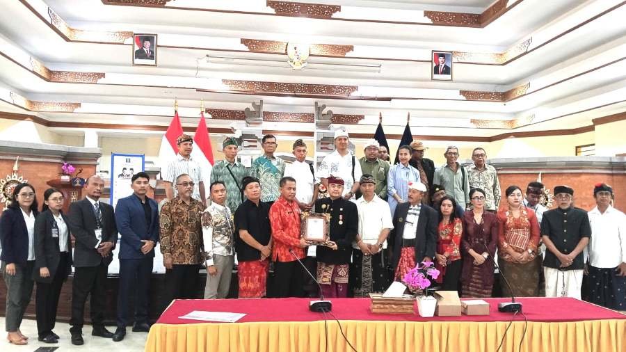 Foto: Anggota DPD RI Provinsi Bali, Dr. Shri I Gusti Ngurah Arya Wedakarna Mahendradatta Wedasteraputra Suyasa III, S.E. (M.Tr.U), M.Si., bersama peserta Rapat Kerja