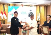 Anggota Komite I DPD RI Provinsi Bali, Dr. Shri I Gusti Ngurah Arya Wedakarna Mahendradatta Wedasteraputra Suyasa III, SE(MTRU), M.Si saat penyerahan cendramata kepada Direktur Utama RS Ngoerah