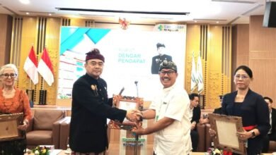 Anggota Komite I DPD RI Provinsi Bali, Dr. Shri I Gusti Ngurah Arya Wedakarna Mahendradatta Wedasteraputra Suyasa III, SE(MTRU), M.Si saat penyerahan cendramata kepada Direktur Utama RS Ngoerah