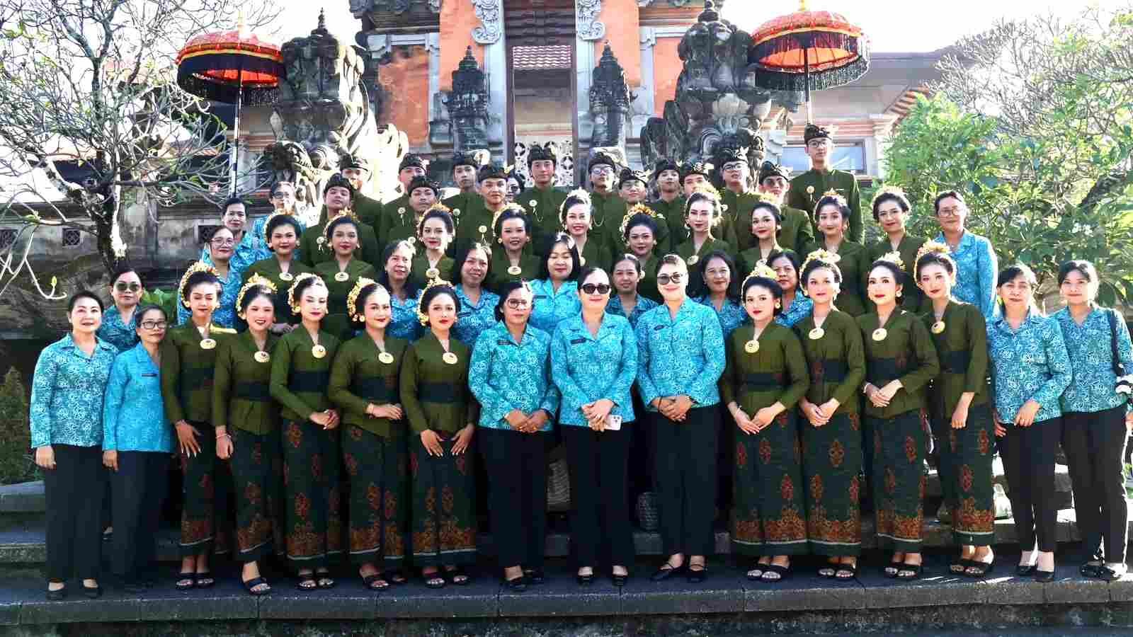 Ketua TP PKK Tabanan Rai Wahyuni Sanjaya menghadiri lomba paduan suara HKG PKK ke-54 Provinsi Bali di Art Center Denpasar