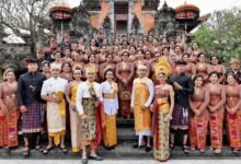 Ketua TP PKK sekaligus Ketua Dekranasda Kabupaten Tabanan, Ny. Rai Wahyuni Sanjaya, saat menghadiri Utsawa Busana Adat Khas Kabupaten Tabanan di Gedung Ksirarnawa Art Centre Denpasar