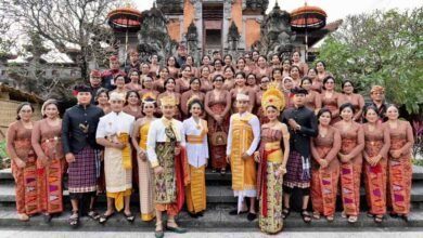 Ketua TP PKK sekaligus Ketua Dekranasda Kabupaten Tabanan, Ny. Rai Wahyuni Sanjaya, saat menghadiri Utsawa Busana Adat Khas Kabupaten Tabanan di Gedung Ksirarnawa Art Centre Denpasar