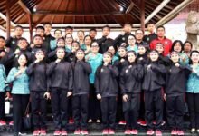 Ketua TP PKK Tabanan Rai Wahyuni Sanjaya menyemangati peserta lomba HKG PKK dari Tabanan di Denpasar