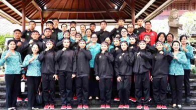 Ketua TP PKK Tabanan Rai Wahyuni Sanjaya menyemangati peserta lomba HKG PKK dari Tabanan di Denpasar