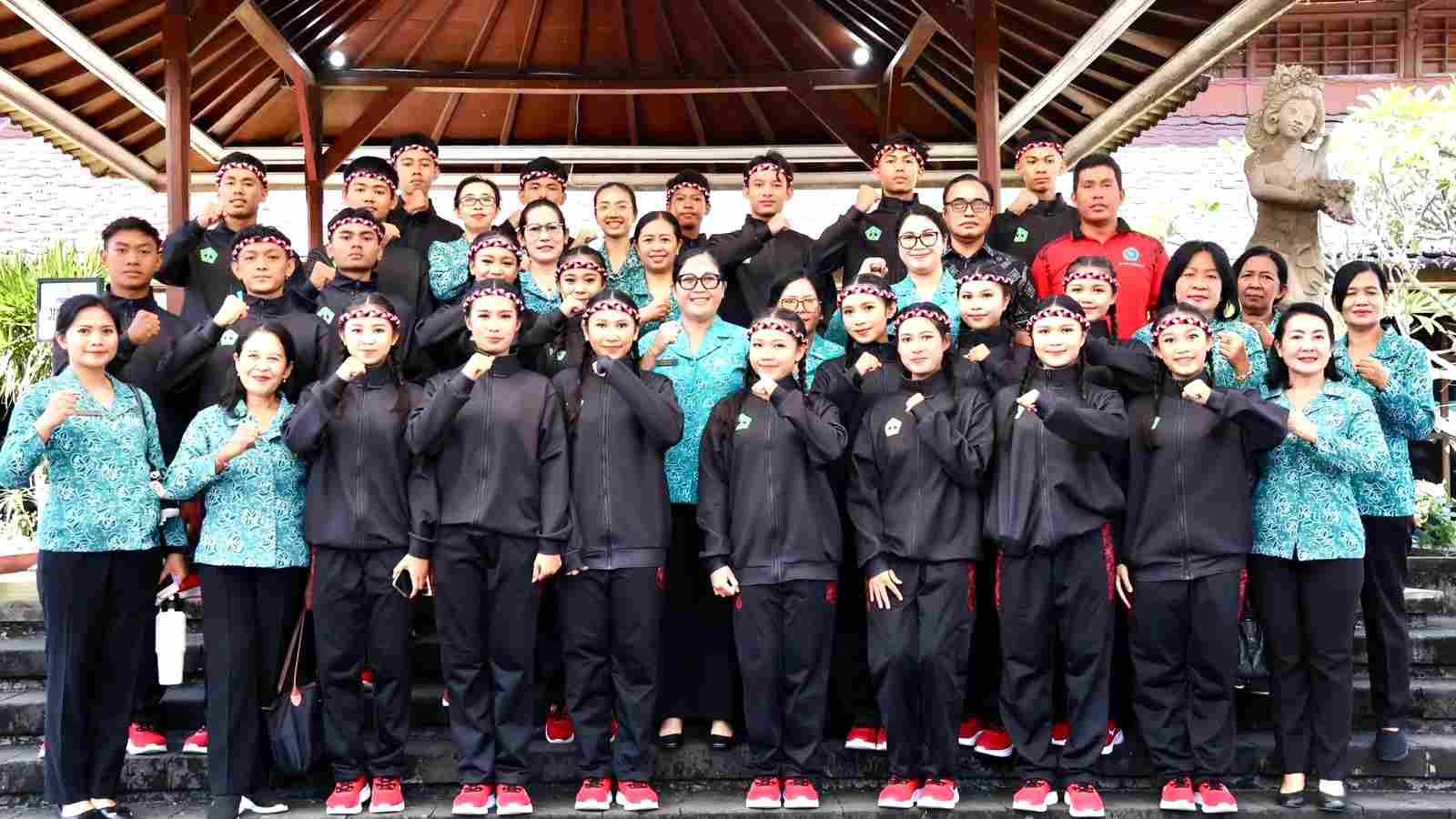 Ketua TP PKK Tabanan Rai Wahyuni Sanjaya menyemangati peserta lomba HKG PKK dari Tabanan di Denpasar