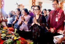 Ketua TP PKK Tabanan Rai Wahyuni Sanjaya menghadiri rangkaian lomba Bulan Bung Karno VIII di Gedung Mario Tabanan