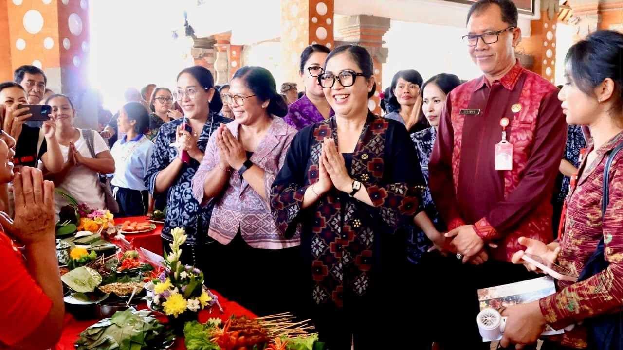 Ketua TP PKK Tabanan Rai Wahyuni Sanjaya menghadiri rangkaian lomba Bulan Bung Karno VIII di Gedung Mario Tabanan