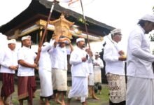 Wabup Tjok Surya nedunang Ida Batara di Pura Gelap Besakih serangkaian Karya Aci Pengenteg Jagat