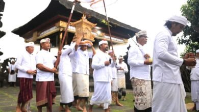 Wabup Tjok Surya nedunang Ida Batara di Pura Gelap Besakih serangkaian Karya Aci Pengenteg Jagat