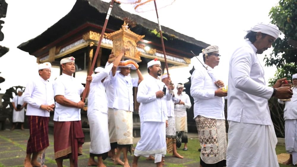 Wabup Tjok Surya nedunang Ida Batara di Pura Gelap Besakih serangkaian Karya Aci Pengenteg Jagat
