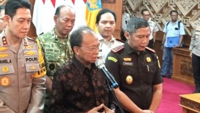 Gubernur Bali Wayan Koster saat memberikan keterangan terkait kondisi keamanan di Bali