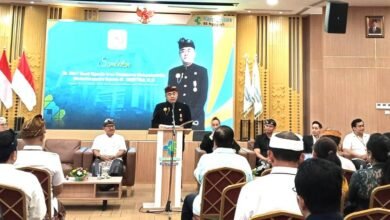 Foto: Anggota DPD RI Provinsi Bali, Dr. Shri I Gusti Ngurah Arya Wedakarna Mahendradatta Wedasteraputra Suyasa III, S.E. (MTRU), M.Si saat memberikan sambutan usai peresmian Aula dr. A.A Made Djelantik
