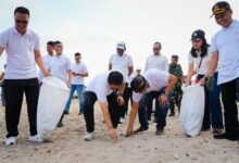 Foto: Bupati Wayan Adi Arnawa dan Wabup Bagus Alit Sucipta saat aksi bersih pantai dan pelepasan tukik di Shelter Kebencanaan Baruna, Pantai Kuta