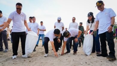 Foto: Bupati Wayan Adi Arnawa dan Wabup Bagus Alit Sucipta saat aksi bersih pantai dan pelepasan tukik di Shelter Kebencanaan Baruna, Pantai Kuta