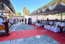Bupati Wayan Adi Arnawa bersama Ketua DPRD Badung I Gusti Anom Gumanti saat menghadiri Puncak Karya Atma Wedana/Nyekah Massal Desa Adat Tuban di Lapangan Basket Desa Adat Tuban, Kelurahan Tuban, Kecamatan Kuta