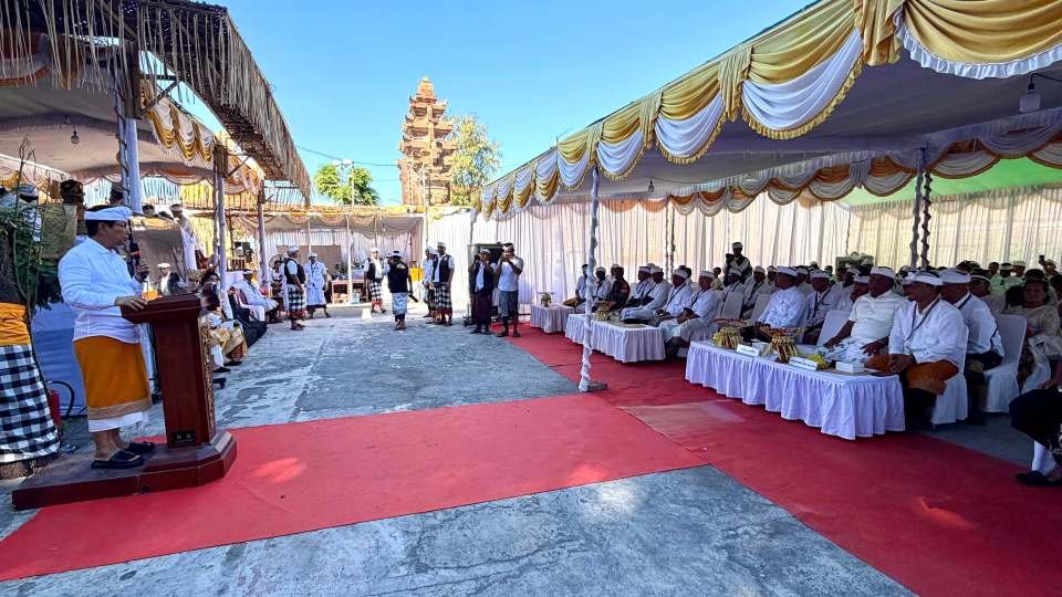 Bupati Wayan Adi Arnawa bersama Ketua DPRD Badung I Gusti Anom Gumanti saat menghadiri Puncak Karya Atma Wedana/Nyekah Massal Desa Adat Tuban di Lapangan Basket Desa Adat Tuban, Kelurahan Tuban, Kecamatan Kuta