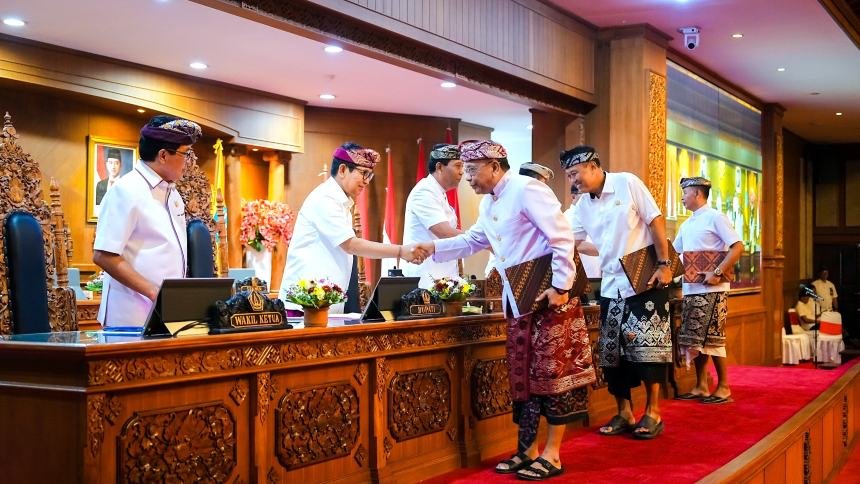 Bupati Wayan Adi Arnawa saat Rapat Paripurna DPRD Badung di Ruang Utama Gosana, Gedung DPRD Badung