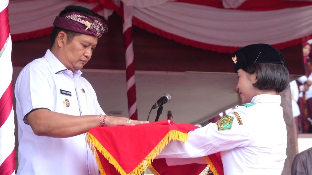 Bupati Jembrana, I Made Kembang Hartawan sebagai inspektur upacara