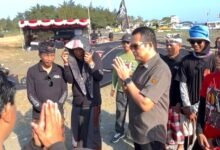 Bupati Jembrana Kembang Hartawan kecewa berat atas penyelenggaraan lomba layang-layang yang dinilai tak profesional