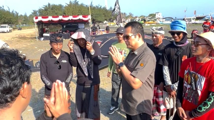 Bupati Jembrana Kembang Hartawan kecewa berat atas penyelenggaraan lomba layang-layang yang dinilai tak profesional