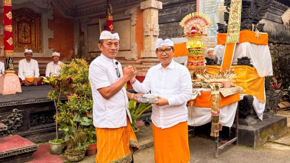 Bupati Wayan Adi Arnawa hadiri Karya Melaspas dan Ngenteg Linggih di Merajan Ageng Shri Nararya Kreshna Kepakisan, Desa Adat Lipah, Kecamatan Petang