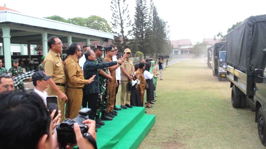 Gubernur Bali lepas bantuan logistik untuk korban bencana NTT di Makorem 163 Wira Satya Denpasar