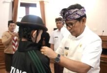 Foto: Bupati Wayan Adi Arnawa saat melepas peserta Jambore Nasional Pramuka Kwarcab Badung di Rumah Jabatan, Puspem Badung