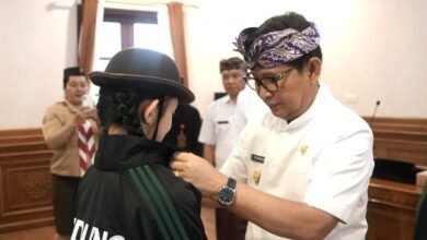 Foto: Bupati Wayan Adi Arnawa saat melepas peserta Jambore Nasional Pramuka Kwarcab Badung di Rumah Jabatan, Puspem Badung
