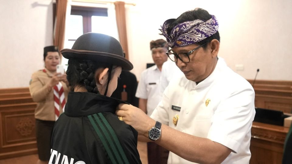 Foto: Bupati Wayan Adi Arnawa saat melepas peserta Jambore Nasional Pramuka Kwarcab Badung di Rumah Jabatan, Puspem Badung