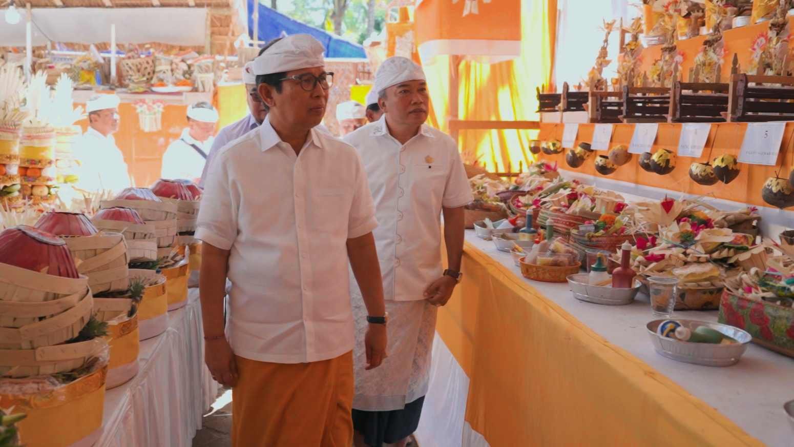 Bupati Adi Arnawa saat hadiri Karya Atma Wedana, Pitra Yadnya, Potong Gigi, dan Mepetik Massal krama Desa Adat Balangan di Kecamatan Mengwi, Kabupaten Badung
