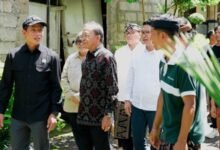 Bupati Adi Arnawa bersama Gubernur Wayan Koster saat mendampingi kunjungan kerja Menteri Lingkungan Hidup/Kepala BPLH Hanif Faisol Nurofiq dalam peninjauan pengelolaan sampah berbasis masyarakat di Kabupaten Badung