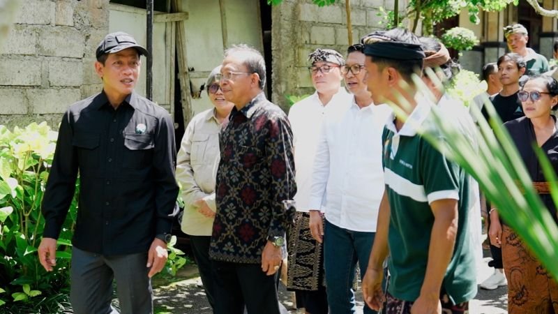 Bupati Adi Arnawa bersama Gubernur Wayan Koster saat mendampingi kunjungan kerja Menteri Lingkungan Hidup/Kepala BPLH Hanif Faisol Nurofiq dalam peninjauan pengelolaan sampah berbasis masyarakat di Kabupaten Badung