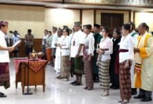 Foto: Bupati Adi Arnawa melantik dan mengambil sumpah/janji Pejabat Pimpinan Tinggi Pratama, Pejabat Administrator, Pejabat Pengawas, dan Pejabat Fungsional di Ruang Kertha Gosana, Puspem Kabupaten Badung