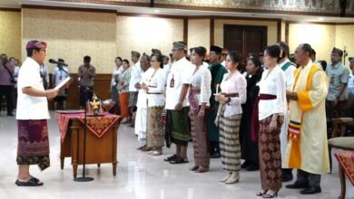 Foto: Bupati Adi Arnawa melantik dan mengambil sumpah/janji Pejabat Pimpinan Tinggi Pratama, Pejabat Administrator, Pejabat Pengawas, dan Pejabat Fungsional di Ruang Kertha Gosana, Puspem Kabupaten Badung