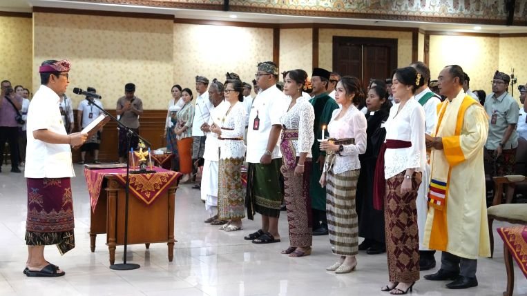 Foto: Bupati Adi Arnawa melantik dan mengambil sumpah/janji Pejabat Pimpinan Tinggi Pratama, Pejabat Administrator, Pejabat Pengawas, dan Pejabat Fungsional di Ruang Kertha Gosana, Puspem Kabupaten Badung