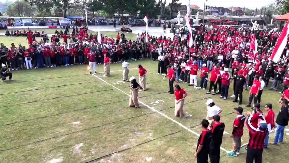 Kegiatan Lomba Tarik Tambang dan Lomba Lari Karung antar Organisasi Perangkat Daerah (OPD) di Lapangan Alit Saputra, Tabanan