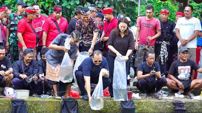 Wabup Bagus Alit Sucipta bersama anggota DPRD Kabupaten Badung Putu Yunita Oktarini membuka lomba mancing di kawasan Taman Beji Pura Dalem Pande, Banjar Belawan, Desa Abiansemal Dauh Yeh Cani