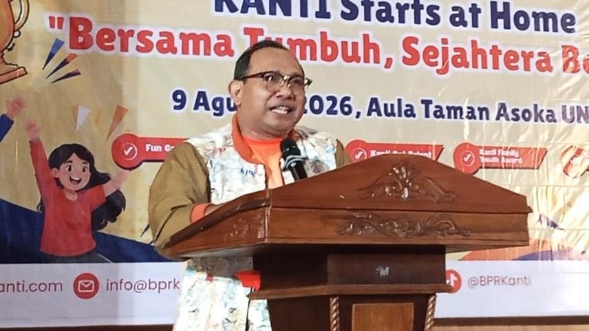 Foto: Direktur Utama Bank BPR Kanti, Made Arya Amitaba, SE., MM., saat memberikan sambutan dalam acara Family Gathering Bank BPR Kanti 2026