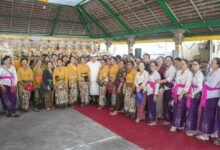 Foto: Bupati Adi Arnawa saat menghadiri rangkaian upacara adat dan keagamaan Ngaben Kinembulan, Ngaben Ngerit, dan Atma Wedana di Desa Adat Jagapati, Kecamatan Abiansemal, Badung